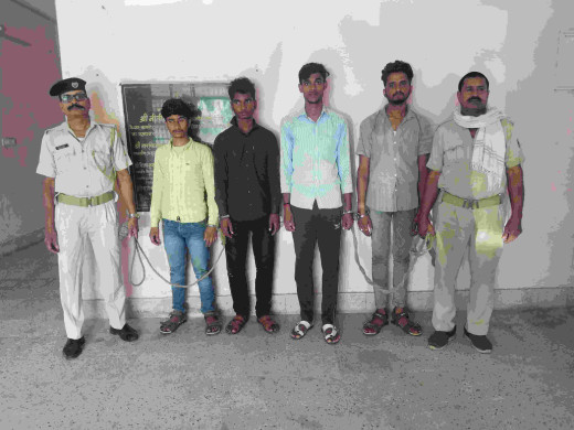 चार शराब तस्कर गिरफ्तार, 100 लीटर से अधिक महुआ शराब और बाइक जब्त